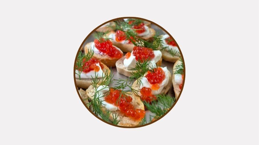 Канапе с крем чизом и красной икрой