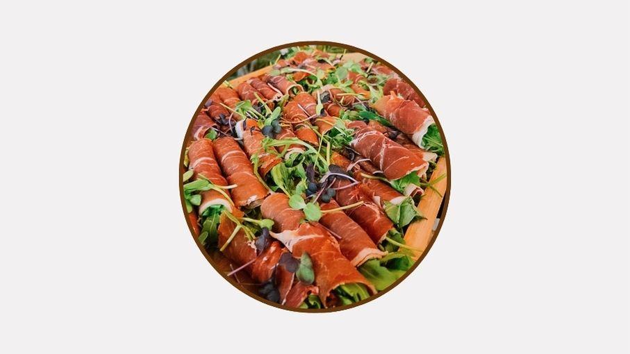 Канапе с пармой и вялеными томатами